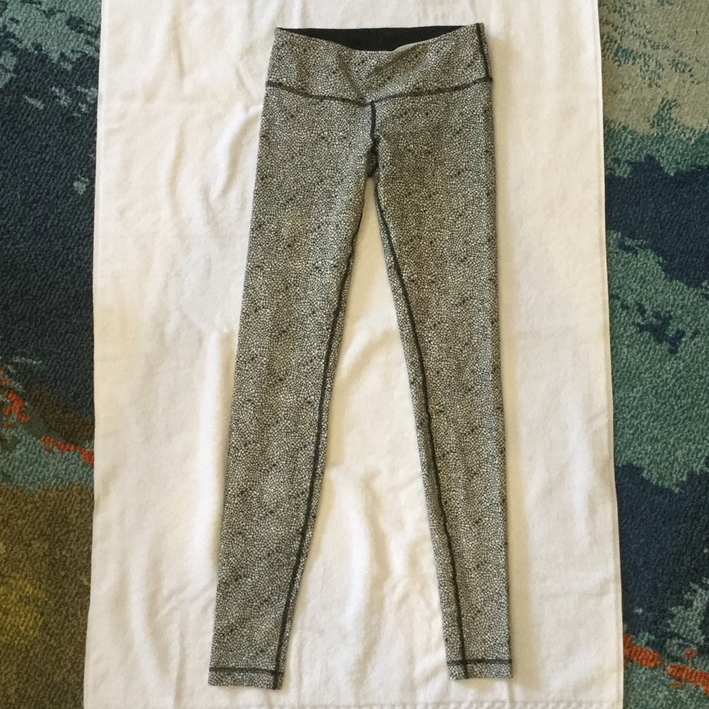 Lululemon black and white flower yoga pants
